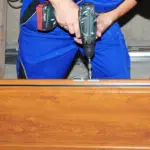 Réparation du verrou d'une porte.